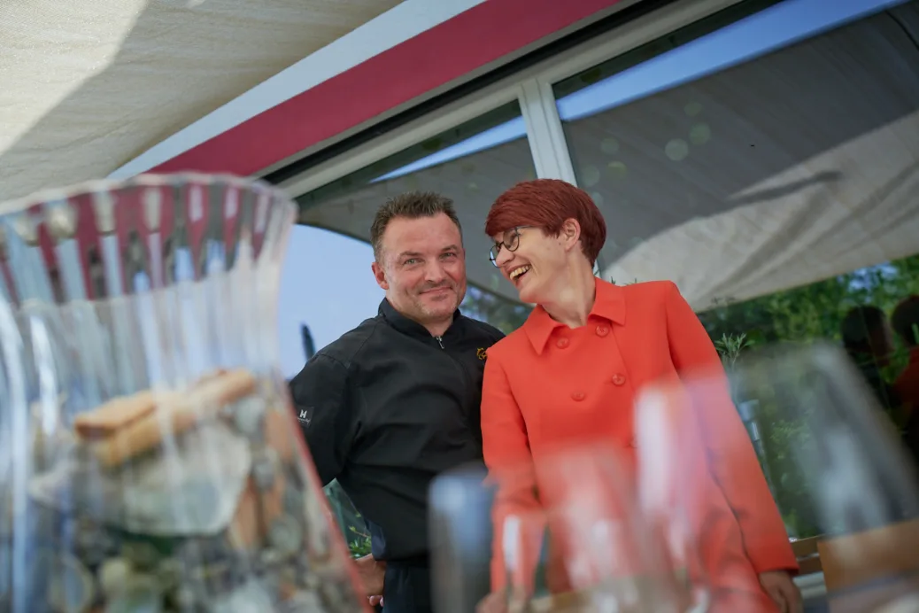 Rita und Domenico Miggiano. Er trägt ein schwarzes Hemd, sie eine rote Bluse.